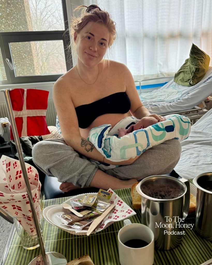 mor med nyfødt baby spiser morgenmad 
