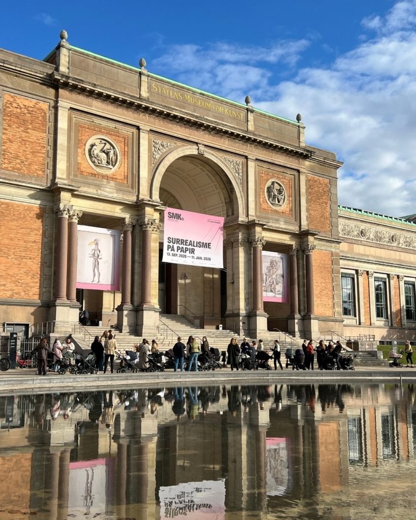 kvinder og barnevogne foran museum