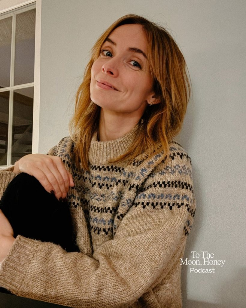 kvinde med brunt hår og strik