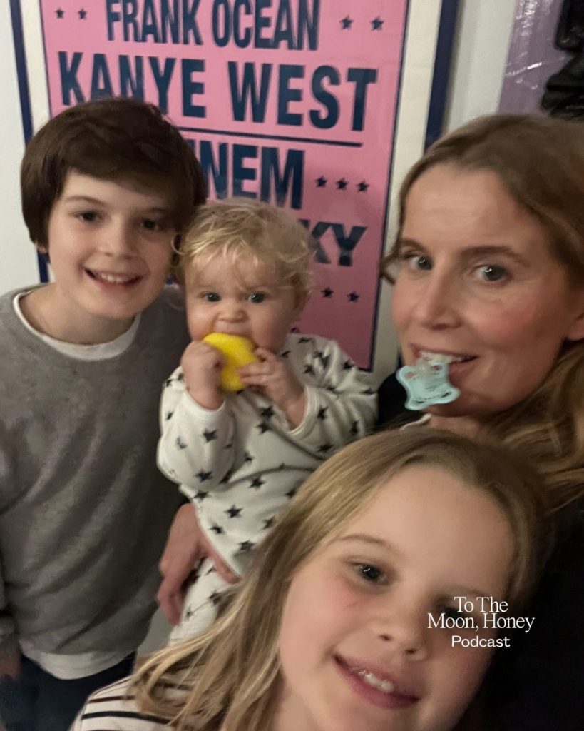 kvinde med sine tre børn