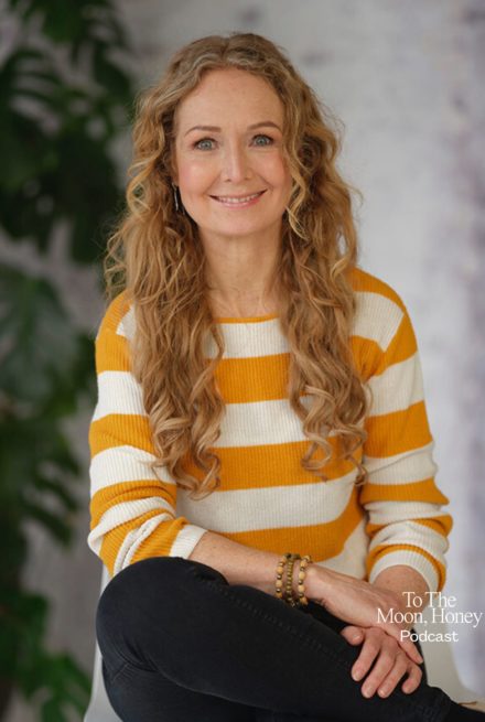 Kvinde i stribet trøje