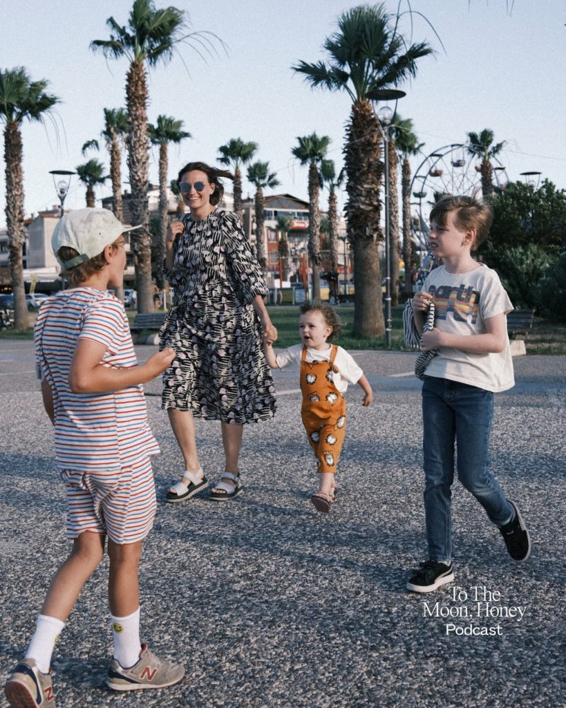 Kvinde med sine tre børn på ferie