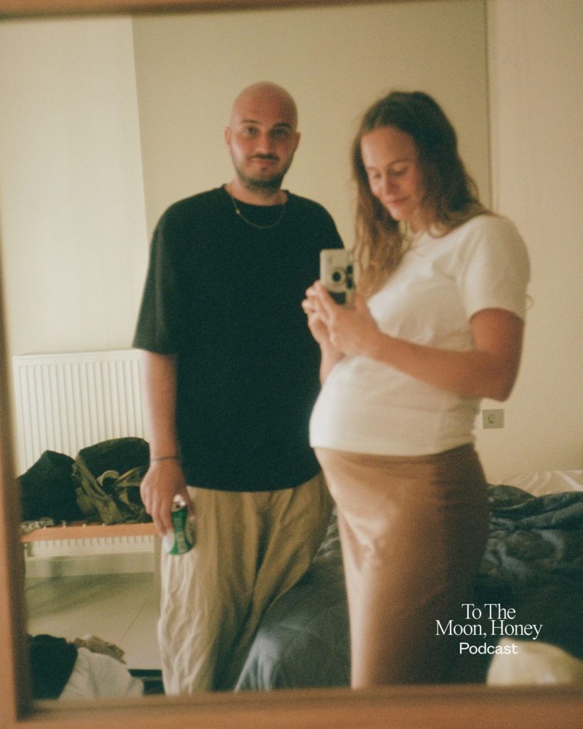 Mand og gravid kvinde poserer foran spejl