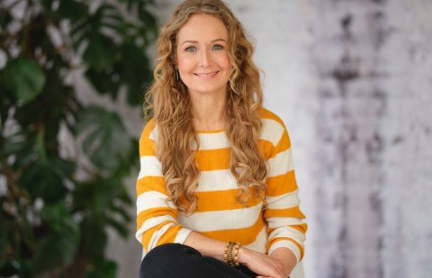 Kvinde med krøller og stribet bluse