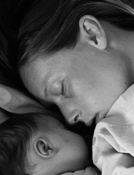 Sovende kvinde og baby