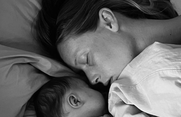 Sovende kvinde og baby