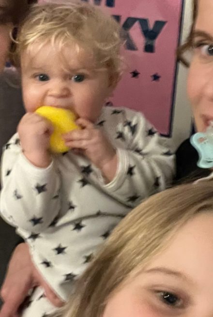 kvinde med sine tre glade børn