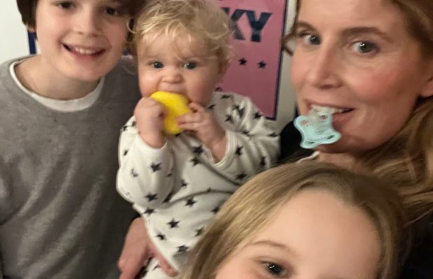 kvinde med sine tre glade børn