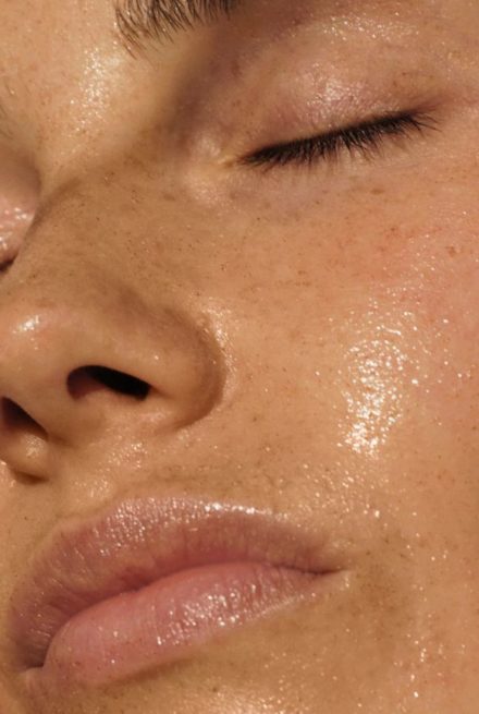 Kvinde med ansigtsmaske på huden