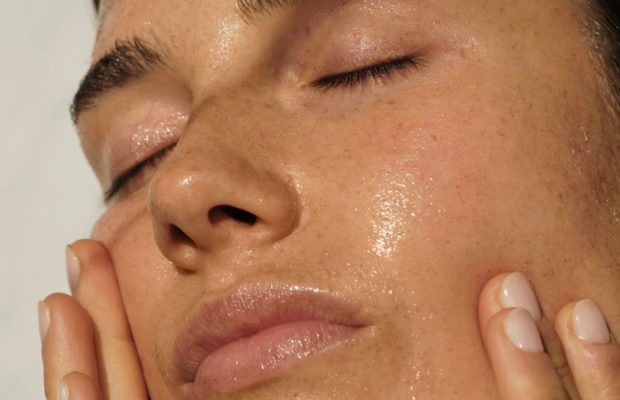 Kvinde med ansigtsmaske på huden