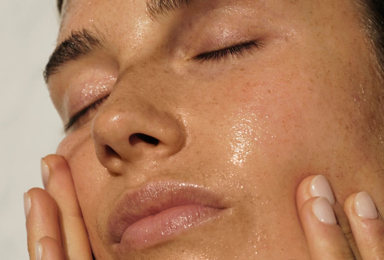 Kvinde med ansigtsmaske på huden