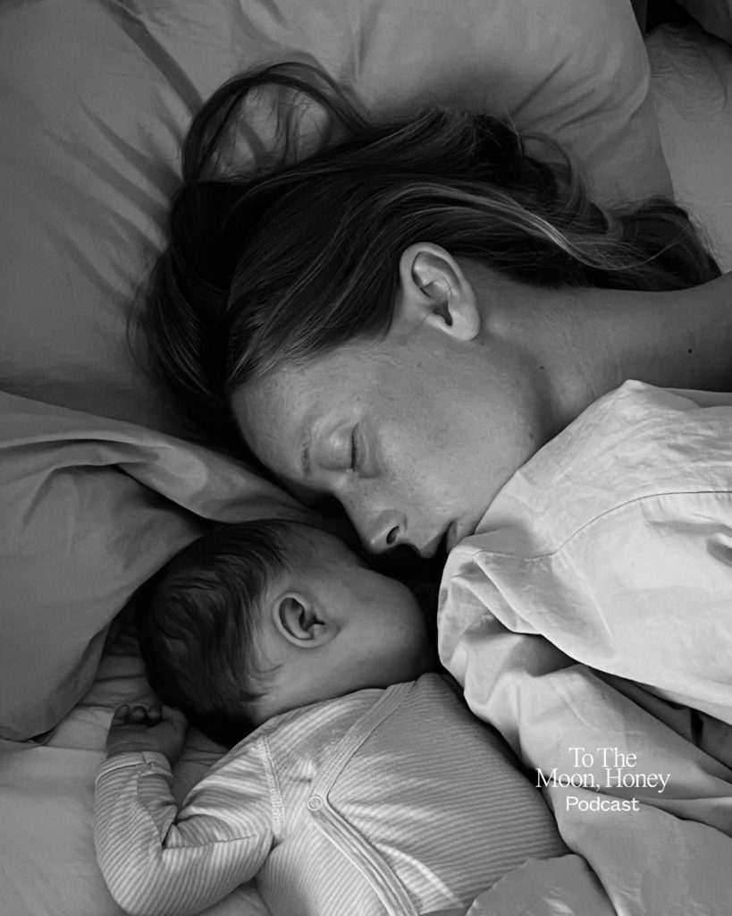 Sovende kvinde og baby