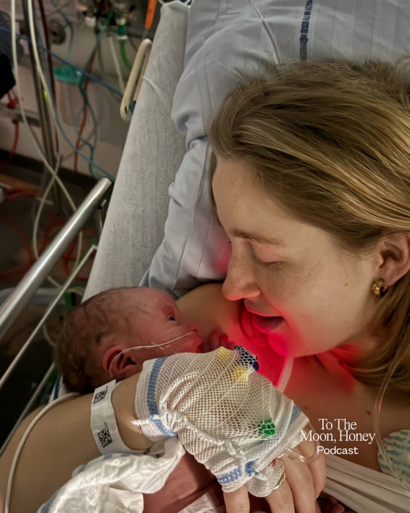 Kvinde i hospitalsseng med nyfødt baby