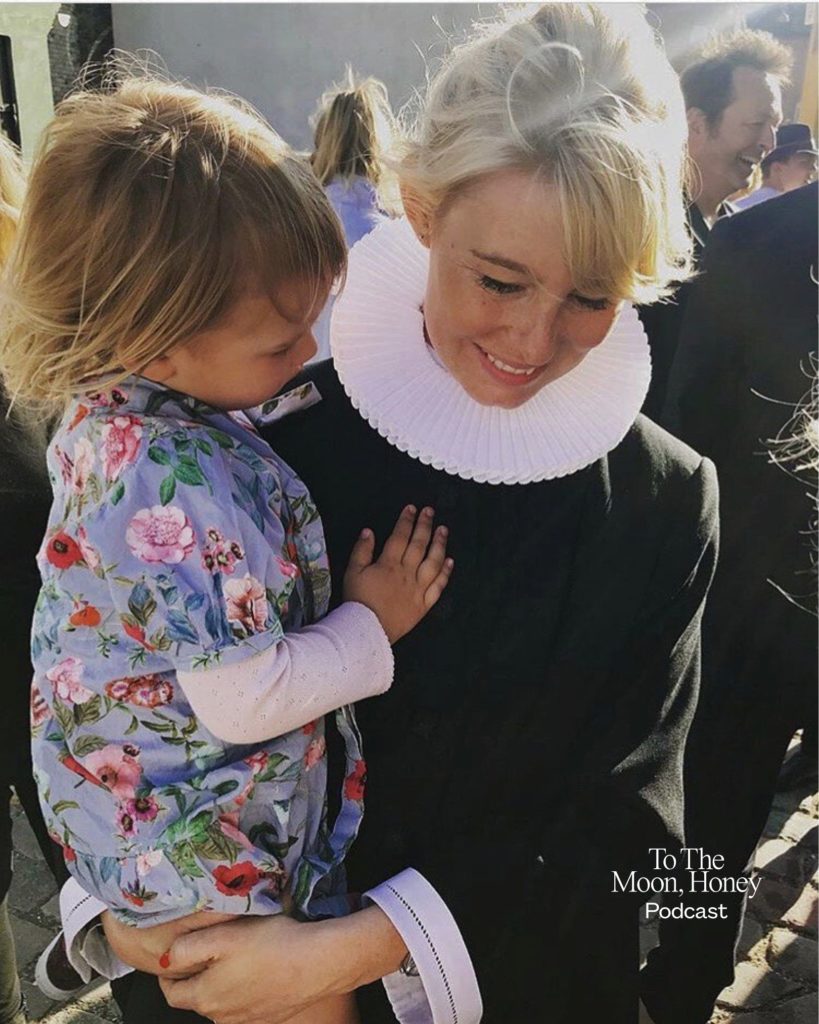 Præstekvinde med barn på armen