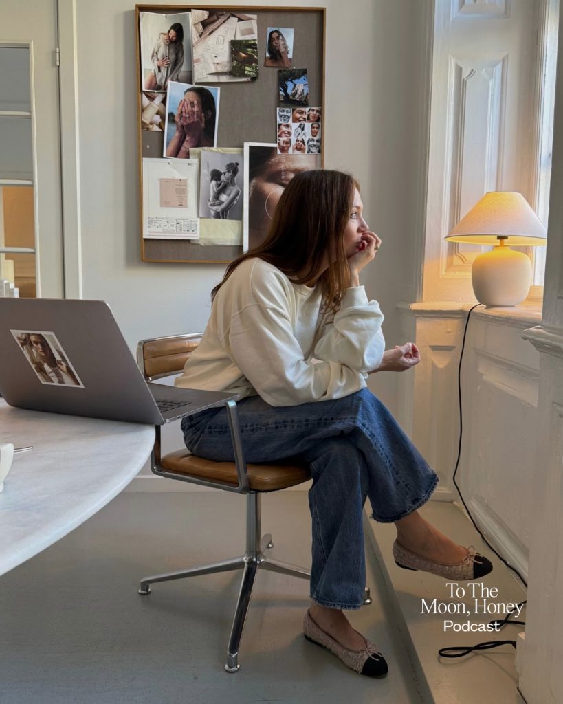 Kvinde der kigger ud af vinduet