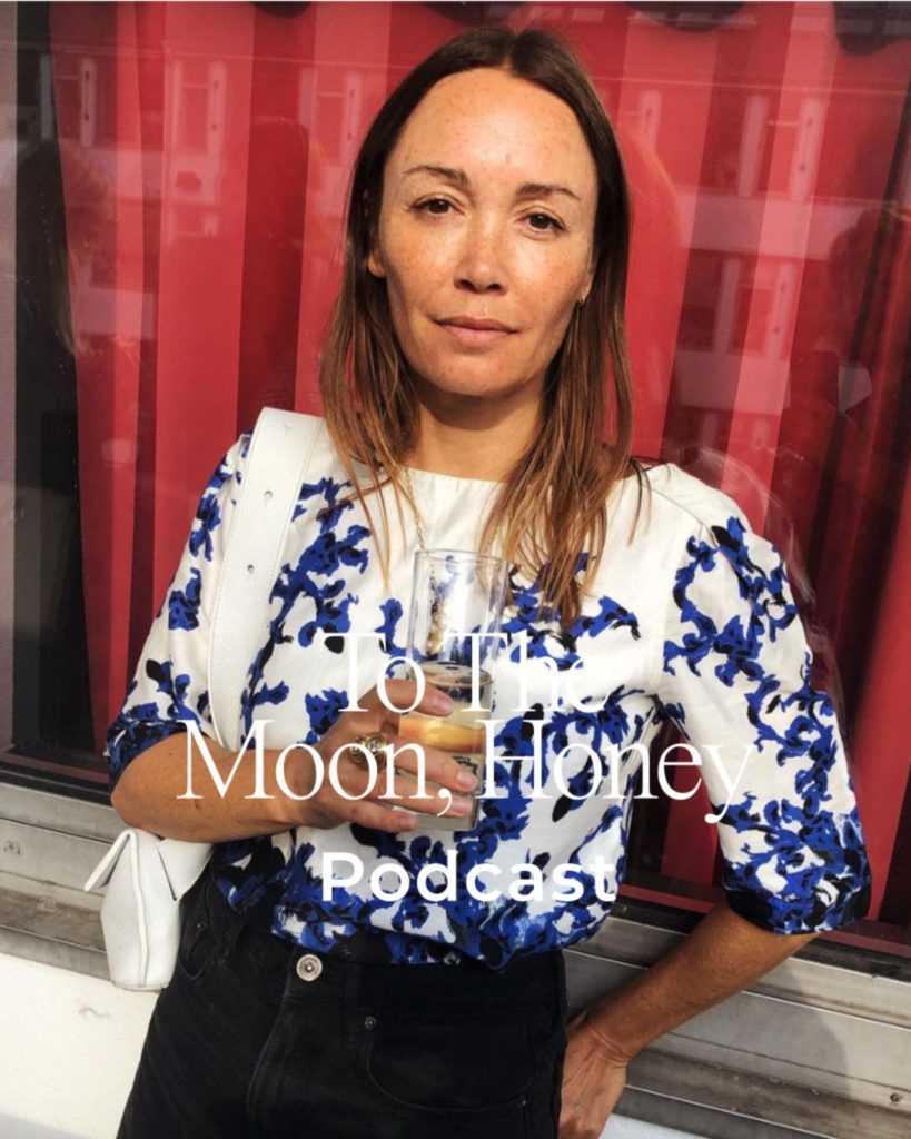 Kvinde med et glas i hånden