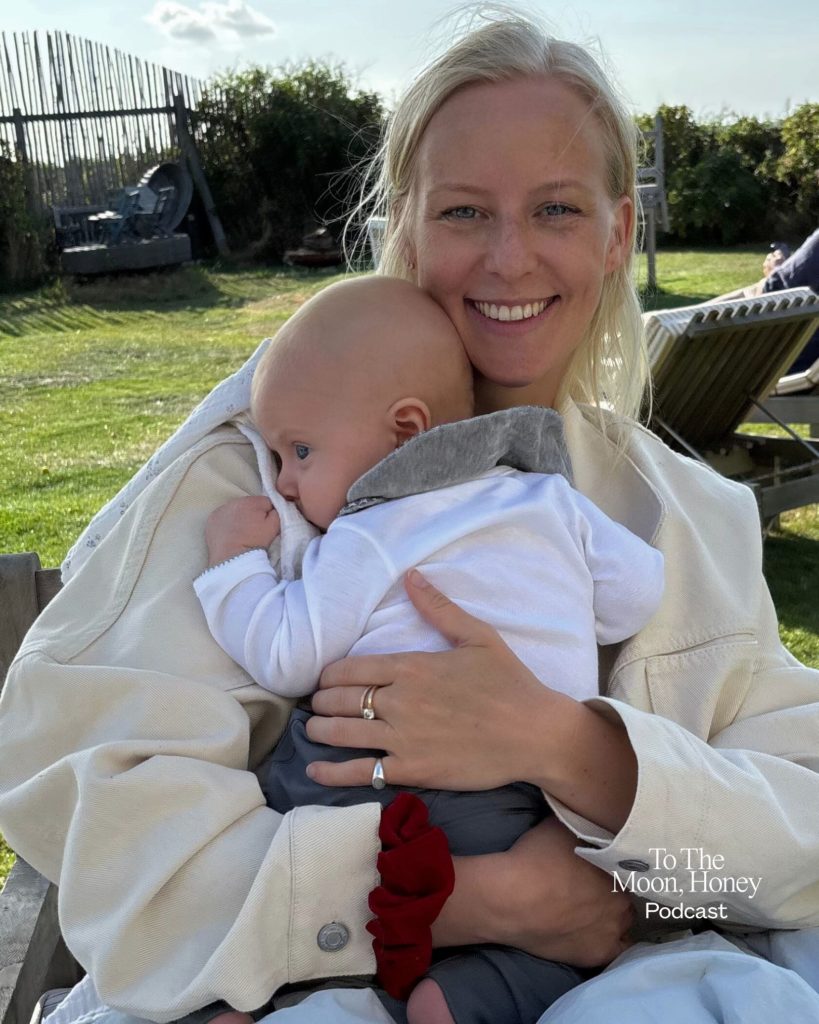 Mor med sin baby udenfor