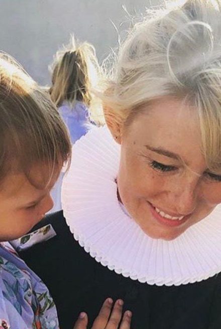 Præstekvinde med sit barn under armen