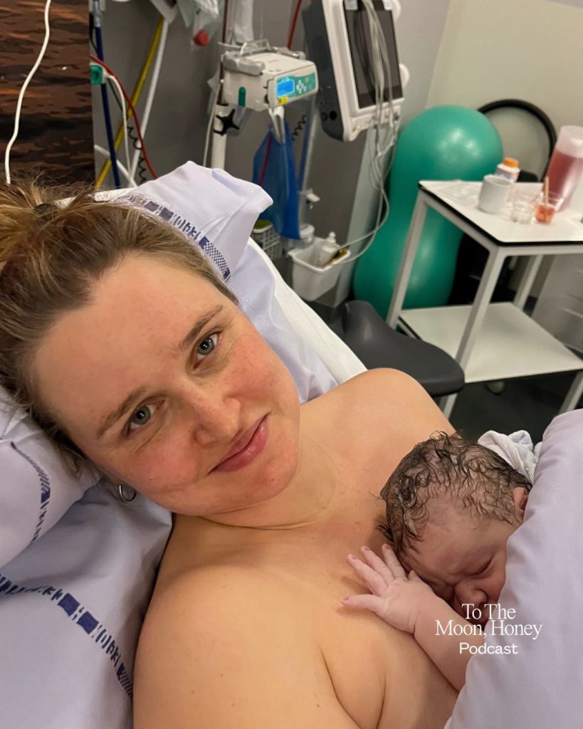 Mor med nyfødt baby på brystet