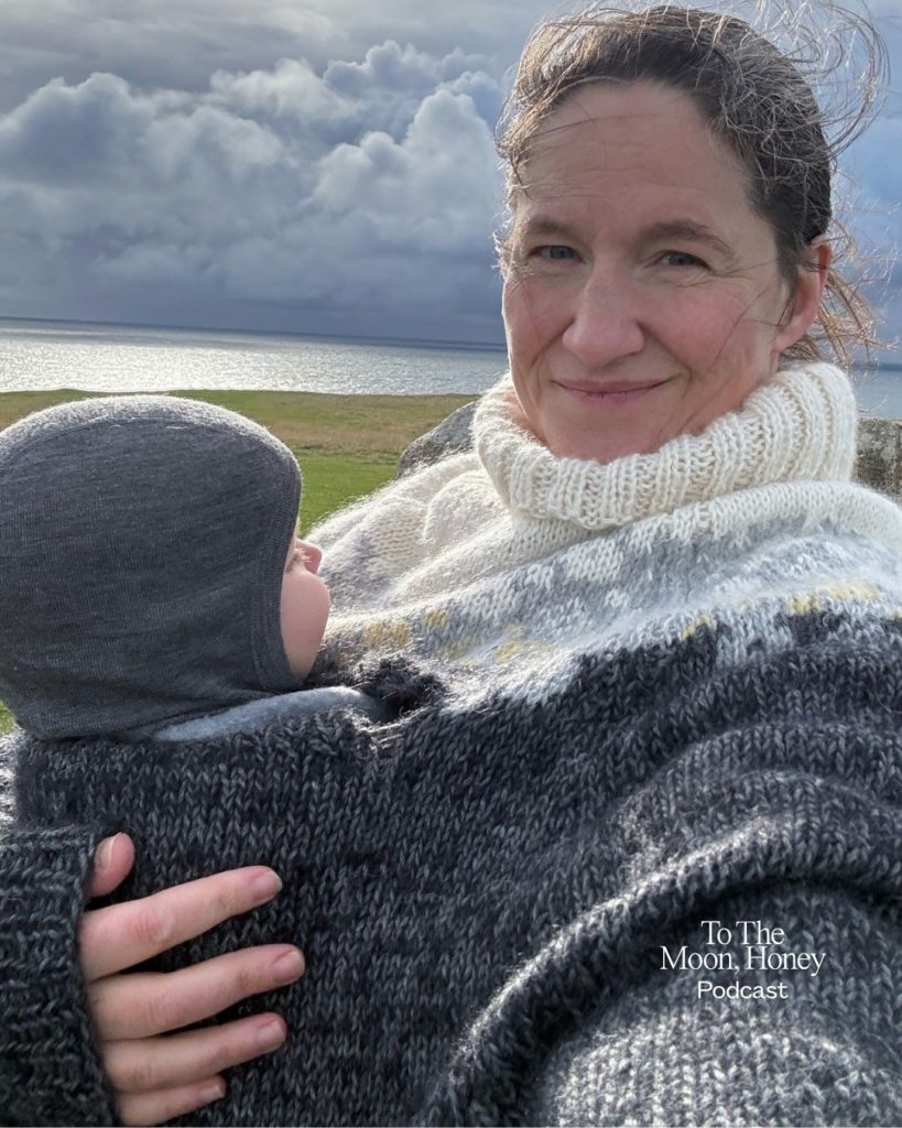 Kvinde med barn i slynge ude i naturen