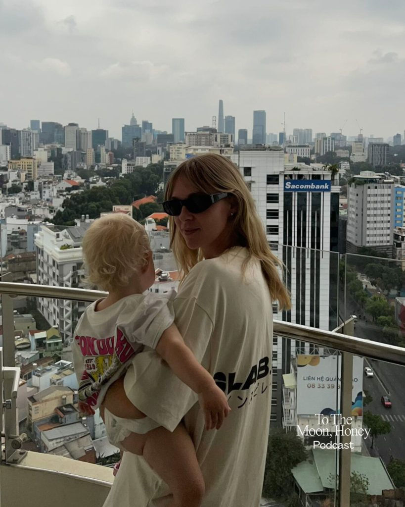 Kvinde med barn på armen