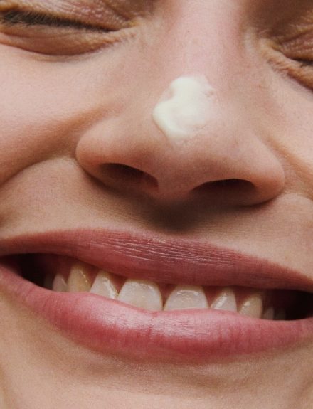 Kvinde med creme på næsehn