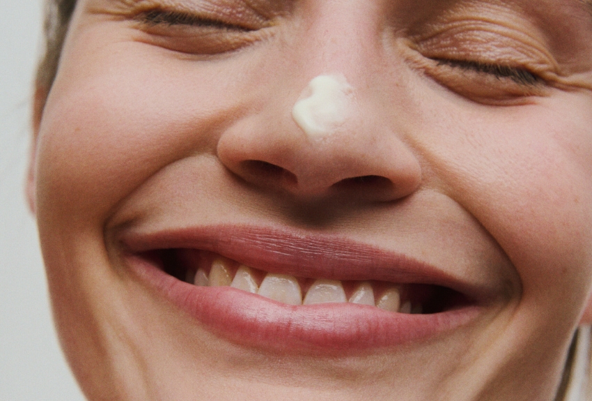 Kvinde med creme på næsehn