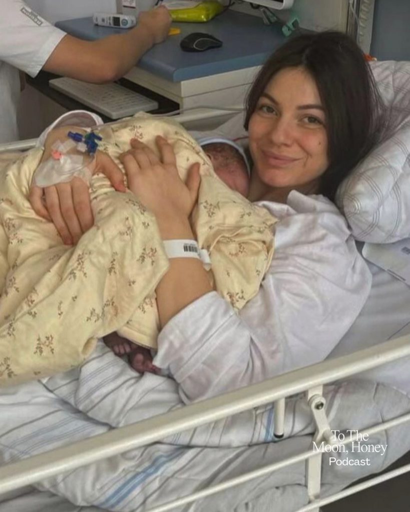 Kvinde i hospitalsseng med nyfødt baby