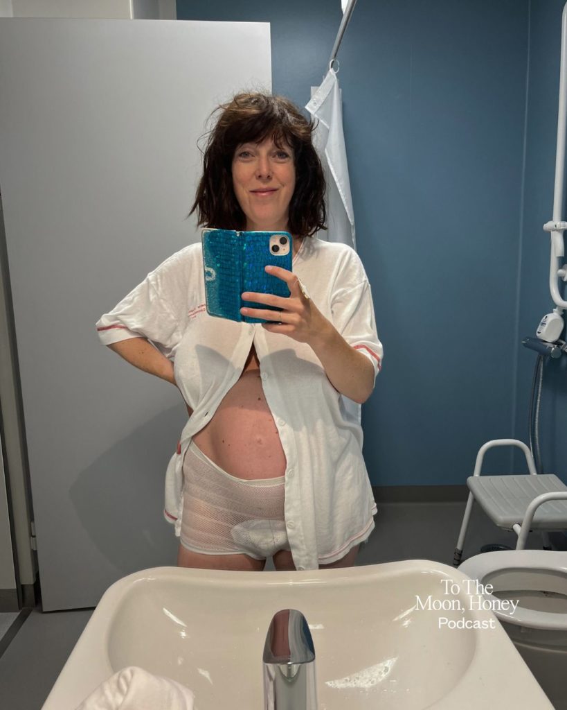 Gravid kvinde i hospitalstøj