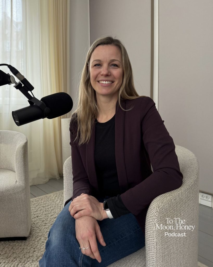 Kvinde siddende i podcaststudie