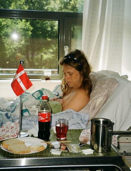 Kvinde med helt nyfødt baby på hospitalet