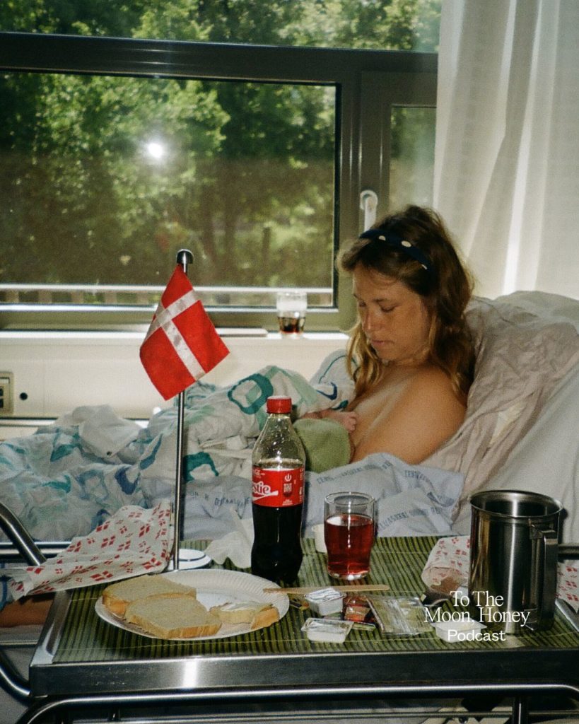 Kvinde på hospital med nyfødt baby og morgentallerken