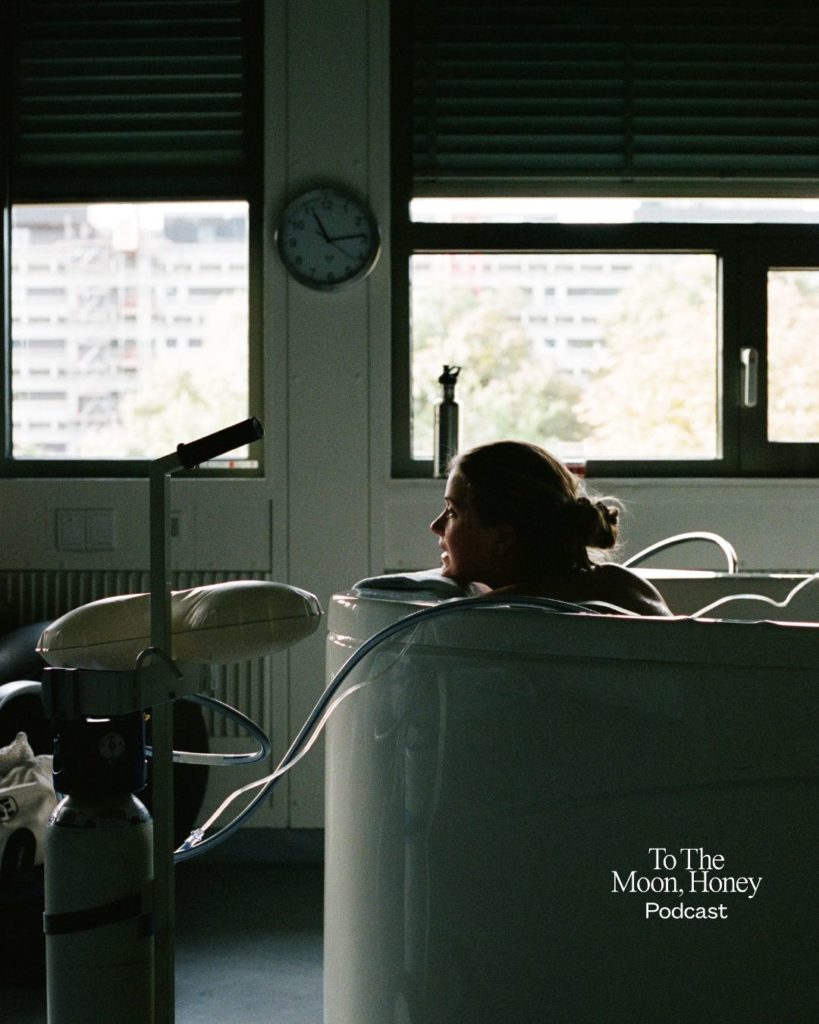 Fødende kvinde i badekar