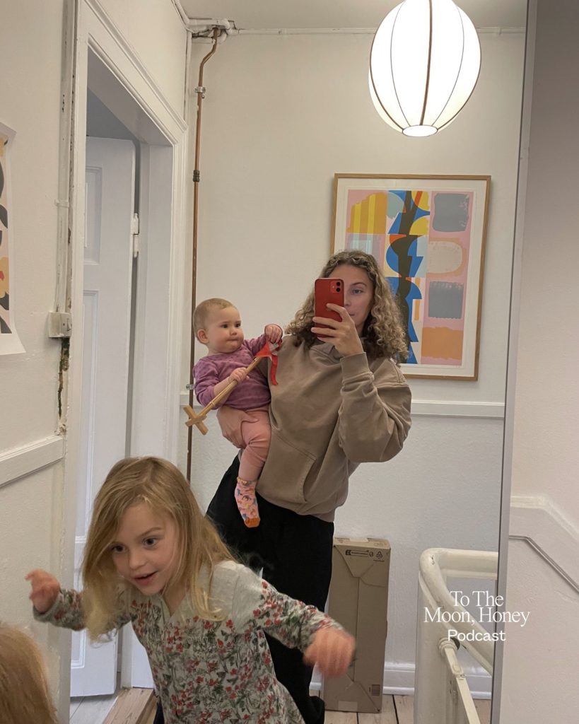 Mor med sine to børn tager billede ind i spejlet