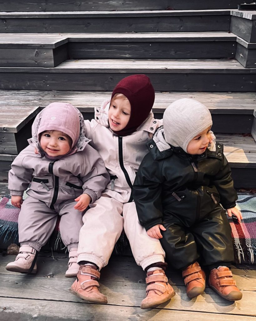 tre små børn i vintertøj