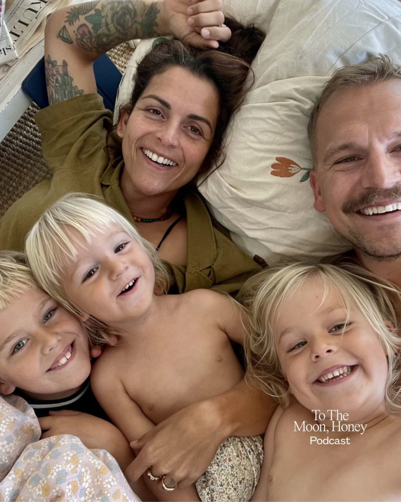 Glad familie liggende i en seng