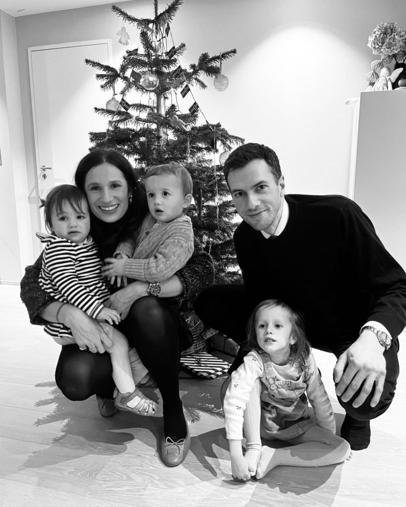 en familie foran juletræet