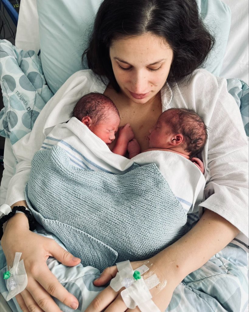 mor med sine nyfødte tvillinger