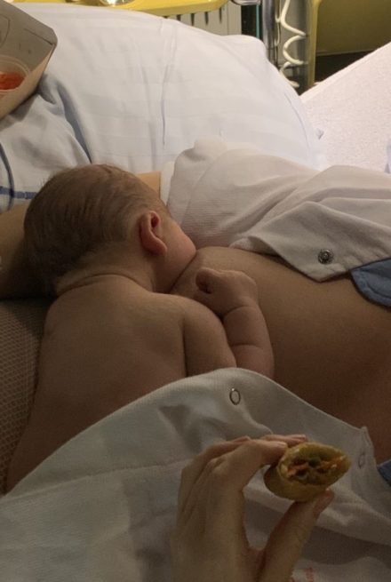 Nyfødt mor med baby på brystet