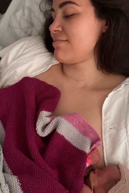 Nybagt mor med sine tvillinger på brystet