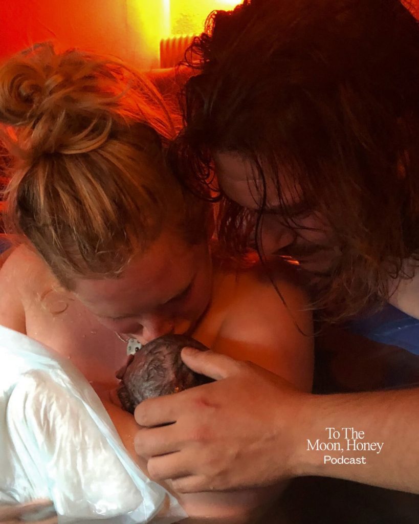 Kvinde og mand med deres nyfødte baby