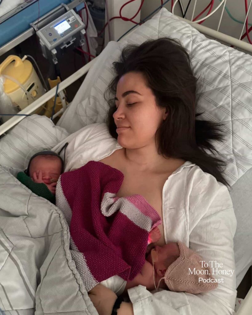 Kvinde med sine nyfødte tvillinger på brystet