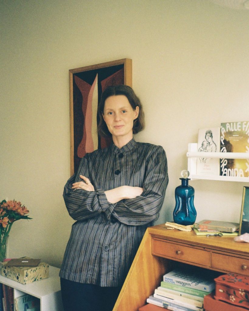 Kvinde der poserer foran kameraet