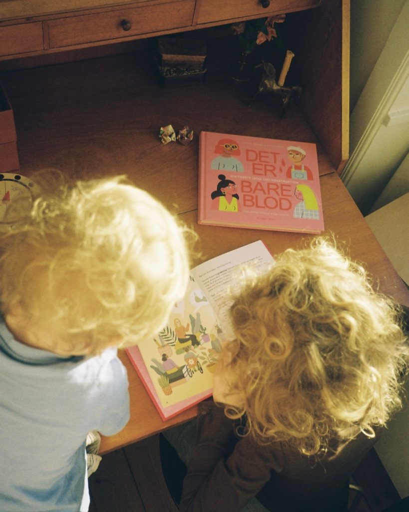 To børn der læser i bøger