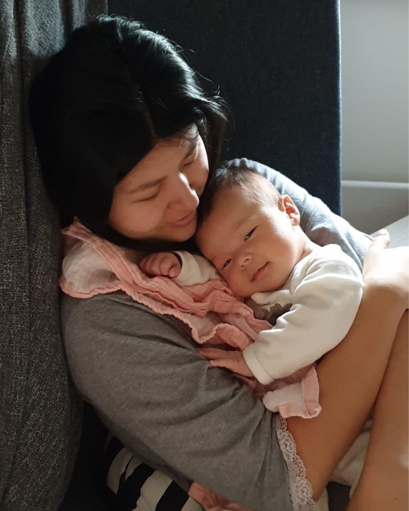 Kvinde siddende med sin lille baby