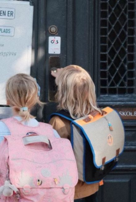 Dreng og pige der står og kigger på en tavle