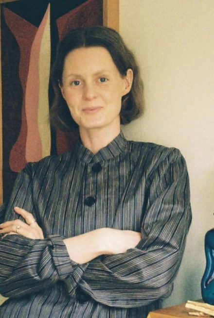 Kvinde der poserer med armene over kors