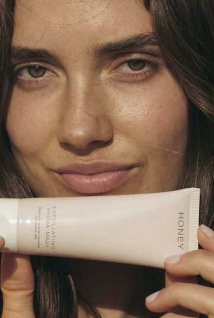 Kvinde med HONEY produkt i hånden