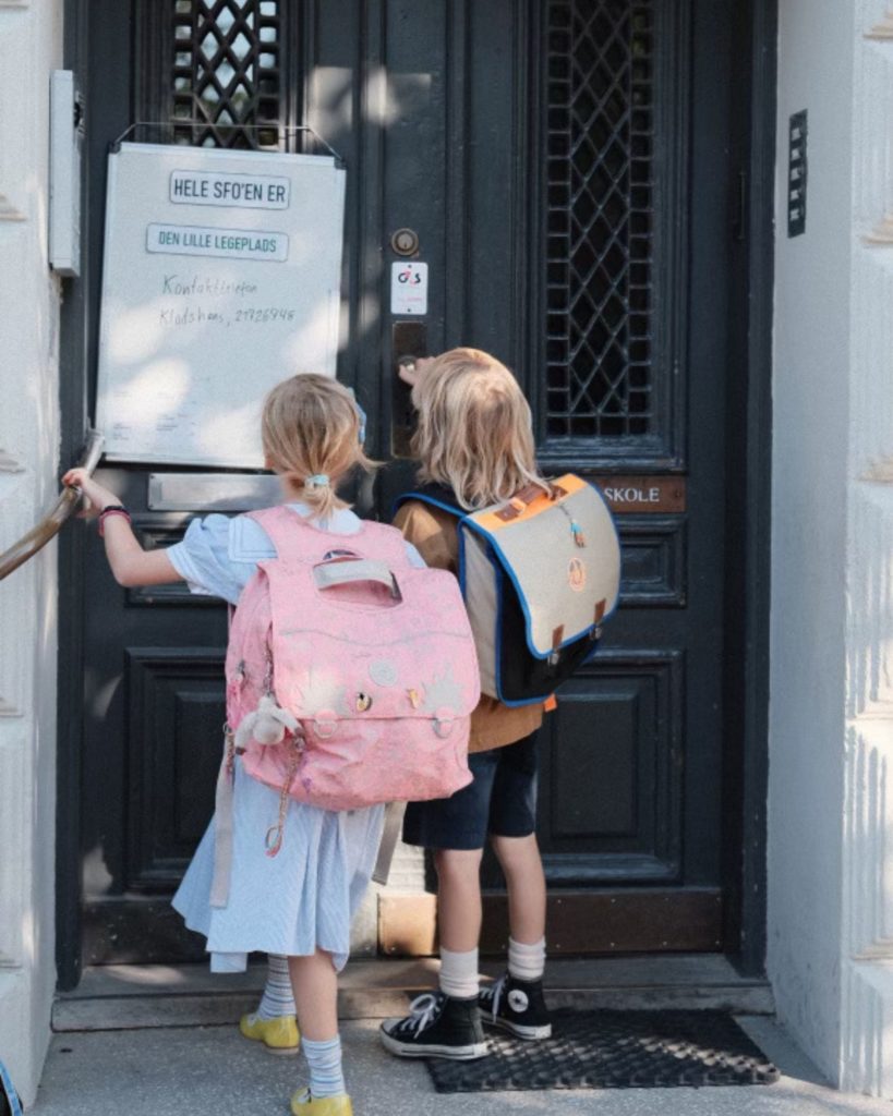 To børn der kigger på tavle