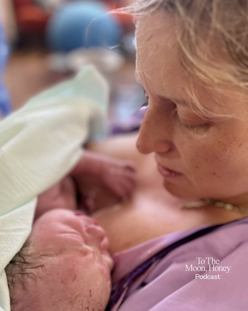 Mor med sin nyfødte baby på hospitalet